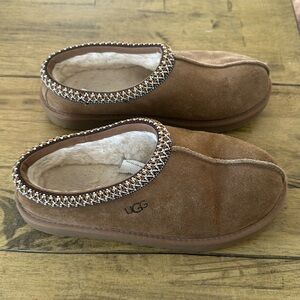 Youth Ugg Tasmin slipper shoes.